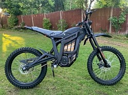 Talaria Sting R, an electric off-road bike. Key features include:  Motor: 4kW nominal power, 8kW peak, offering faster acceleration and a top speed of 55 mph.  Battery: 2.7kWh, providing a range of up to 53 miles and a reduced charging time of 3 hours.  Suspension: Upgraded suspension with a wider range of preload and rebound adjustment.  Gearbox: Unlike some competitors, it features a gearbox, which some riders prefer over a belt system.  Legality: It may not be street legal in all areas due to its high power output.