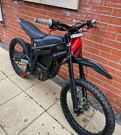 Talaria Sting, which is an electric dirt bike. Here's some information about it:  Type: Electric MX dirt bike. Brand: Talaria. Motor: Mid-mounted IPM motor. Battery: 60V/45Ah. Range: Up to 78 miles (120 km). Max Speed: 45 mph (72 km/h). Charging Time: 3.5 hours. Legality: Some models are street legal and can be ridden with a CBT license in certain areas. However, off-road versions might not be street legal in all locations.