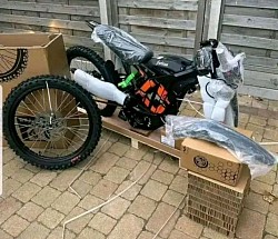 dual-sport electric dirt bike. Key features include:  Type: Part dirt bike, part mountain bike, all-electric. Speed: Up to 47 mph (73 km/h), but may vary. Range: Around 40-80 miles on a full charge, depending on conditions. Weight: Approximately 47 kg plus the battery. Charging: Takes about 6-8 hours to charge. Motor: Brushless electric motor. Tires: Front and rear 70/100-19 CST.