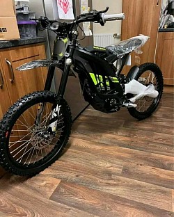 Surron Light Bee X electric bike. Here's some information about it:  It's a combination of a dirt bike and a mountain bike, powered by electricity.  It has front and rear adjustable suspension.  It features 3 riding modes and a digital display.  The bike's top speed can reach up to 47 mph (73 km/h).  A fully charged battery can provide a range of approximately 40-80 miles, depending on riding conditions.  It weighs around 103 lbs (47 kg) without the battery.  It uses 19-inch spoke wheels.