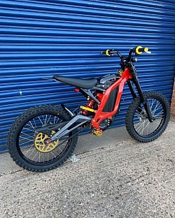 Sur-Ron LB X-Series Dual Sport Electric Dirt Bike. Key features include:  Type: Electric dirt bike Brand: Sur-Ron Model: LB X-Series (Light Bee) Motor: 60V electric motor Battery: Removable 60 Ah Samsung lithium-ion Frame: Lightweight alloy Weight: 47 kg Top Speed: 45 mph+ Range: 20 to 60 miles (mode-dependent) Recharge Time: 2.5 to 3.5 hours Legality: Primarily designed for off-road use, not street-legal in some areas Age Requirement: At least 16 years old to ride (may vary by location)