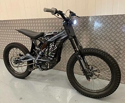 SUR-RON Light Bee X Electric Bike, a popular electric dirt bike. Key features and information:  It's an electric off-road bike, combining aspects of a dirt bike and a mountain bike.  The bike has a top speed of around 47 mph (73 km/h), but some models can reach up to 50 mph.  It can travel approximately 40-60 miles on a single charge, depending on riding conditions.  The Sur-Ron Light Bee X is known for being easy to handle, making it suitable for both beginners and experienced riders.  It is equipped with both Eco and Sport modes.  The bike's net weight is 47 kg plus the battery.