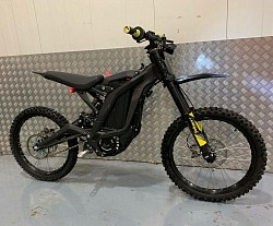 Sur-Ron Light Bee X electric dirt bike. Key features and information about the Sur-Ron Light Bee X include:  It is designed primarily for off-road use.  It can reach top speeds between 30-68 mph depending on the model.  The average range on a single charge is up to 80 miles, but can vary.  Age restrictions may apply, so checking local regulations is important.  It may not be street-legal without modifications and proper registration, and may require a motorcycle license and endorsement.  The 2025 model has 8 kW of electric power, a 75 km range, and a top speed of 75 km/h.