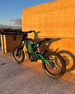 SURRON Light Bee X Electric Bike 2024. Key features include:  Type: Electric dirt bike. Speed: Top speed of 45 mph. Range: 20 to 60 miles per charge, depending on the mode. Charging: Fast recharge in 2.5 to 3.5 hours. Modifications: Compatible with aftermarket parts like Fox, Manitou, and DVO. Age Restriction: Riders must be at least 16 years old.