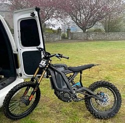 SURRON Light Bee X Electric Bike. Key features include:  It is an electric dirt bike, blending elements of a mountain bike and a dirt bike.  It is designed for off-road use, capable of handling tough trails.  The bike has a top speed of 47 mph (73 km/h), with a range of 40-80 miles on a single charge, depending on conditions.  It features spoke wheels with 19-inch front and rear tires.  The bike's weight is approximately 47 kg plus the battery.  It is equipped with a liquid-cooled, brushless electric motor.