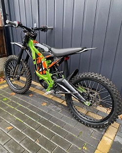 popular electric off-road bike. Key features include:  Type: Part dirt bike, part mountain bike, all-electric. Range: Approximately 40-80 miles on a single charge, depending on riding conditions. Top Speed: Around 47 mph (73 km/h), varying with load and gearing. Weight: About 47 kg without the battery. Motor: 6kW motor. Battery: 60V 40AH. License: In some regions, a moped license may be required.