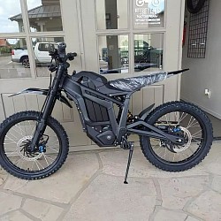 Talaria Sting R MX4, an electric dirt bike. Key features include:  Type: Electric off-road motorcycle. Motor: Upgraded IPM motor. Speed: Can reach up to 53 mph when unrestricted. Battery: Bigger battery compared to previous models. Brakes: Features bigger rotors and brakes. Legality: Depending on the model (MX or L1E), it may be street-legal with necessary gear. Weather: It is advisable to ride carefully in light rain or snow and avoid heavy rain.