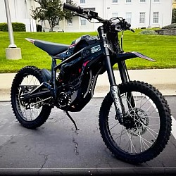 Talaria Sting, which is an electric dirt bike designed for off-road use. Key features include:  Frame: Typically made of high-quality steel or aluminum alloy for durability.  Suspension: Advanced front and rear suspension systems, often adjustable, to absorb shocks on rough terrain.  Motor: The Talaria Sting MX5 Pro can have a 72V 13400W motor.  Battery: Some models use a 72V 40Ah removable lithium-ion battery.  Speed: Can reach speeds up to 53 mph or 60 mph depending on the model.  Range: Can travel up to 50 miles on a full charge.  Maintenance: Some models have a gearbox that requires periodic oil changes.  Legality: Not street legal in some areas due to exceeding e-bike power limits.