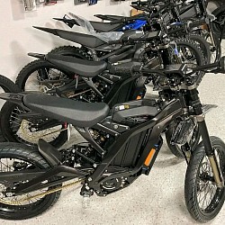 SURRON Light Bee X Electric Bike. Key features include:  Type: Electric dirt bike. Battery: 60V 45ah. Power: 8kW. Top Speed: Up to 56 mph (73 km/h). Range: Around 62 miles (100 km), varies with conditions. Weight: 47 kg plus battery. Features: Multiple riding modes, adjustable gearbox, disc brakes. Upgrades: Can be customized with parts like 72V kit, Fox shocks, and SM pro wheels.