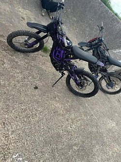 SURRON Light Bee X Electric Bike. Key features include:  Type: Electric bike, blending dirt bike and mountain bike elements. Speed: Top speed of 47 mph (73 km/h), varies with load and gearing. Range: 40-80 miles on a single charge, influenced by riding conditions. Weight: Net weight of 47 kg plus battery. Motor: Liquid-cooled, brushless electric motor. Tires: 19-inch spoke wheels with 70/100-19 CST tires. Battery: 60V 40Ah.