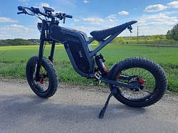 EKX X21 electric bike, also known as the Syccyba Impulse X21. Key features include:  Motor: 2000W (can peak higher).  Battery: 48V or 60V options, with up to 35Ah or 30Ah capacity.  Range: Up to 60-75 miles on a full charge.  Speed: Can reach up to 34-45 mph.  Tires: 19-inch or 20-inch fat tires for various terrains.  Suspension: Full suspension with hydraulic disc brakes.  Design: Combines vintage aesthetics with modern components.  Classification: Depending on the specs, it could be classified as Class 2 or 3 e-bike, or even an electric motorcycle.