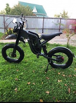 EKX X21 electric bike, also known as the Syccyba X21. Key features include:  Motor: 2000W Range: Up to 75 miles on a full charge Battery: Removable 60V 30Ah, fully charges in 8-10 hours Speed: Can reach up to 45 mph Frame: Aluminum alloy for lightweight durability Type: Considered more of an e-motorcycle than a bike Compliance: Pedal-assist system ensures compliance with e-bike regulations Class: Falls under the class 2 e-bike category, with a maximum speed of 20 mph using throttle assistance
